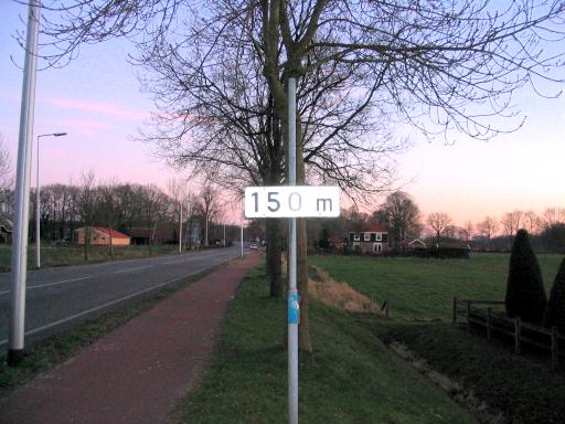 Paaltje 150 mtr. voor de grens (Foto: Dick Waanders)