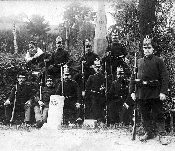Militairen en grenspaal