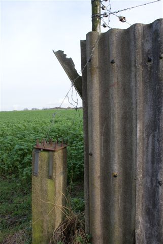Schutting op de grens (Foto: Hans Hermans)