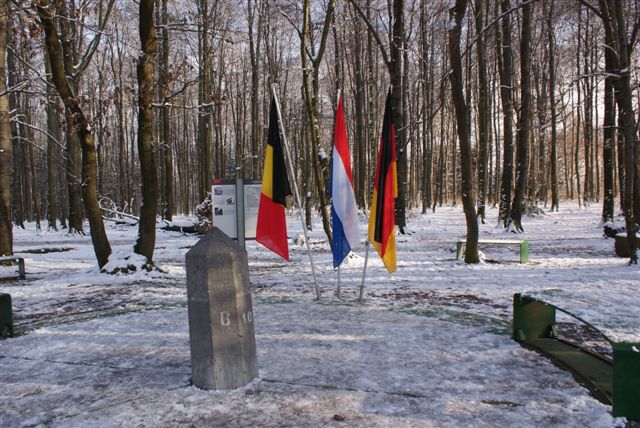 Drielandenmonoliet in de sneeuw