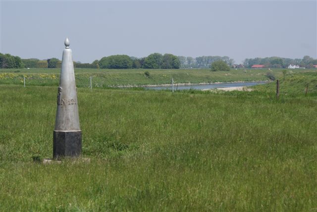 Grenszuil nummer 121 (Foto: Hans Hermans)