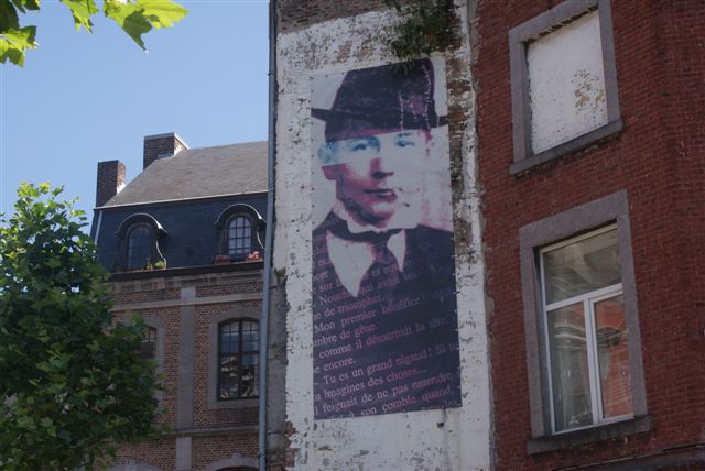 Simenon met sigaret als gevelfoto (Foto: Hans Hermans)