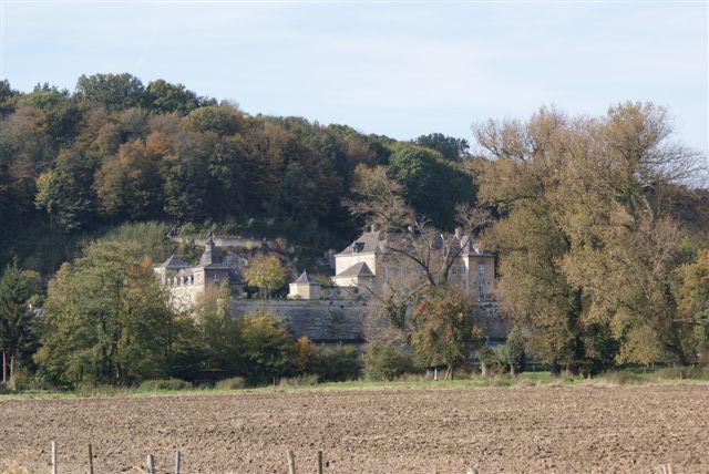 Kasteel Neercanne met grenszuil 67 (Foto: Hans Hermans)