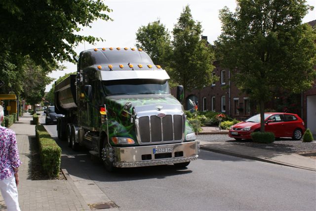 Vrachtwagen met vlaggetjes
