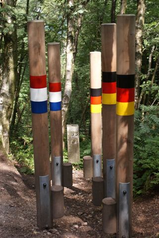 Vlaggenkleuren op paaltjes (Foto: Hans Hermans)