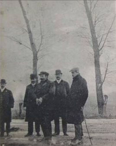 Z/W foto met staande mannen (Collectie Peter Sparla)
