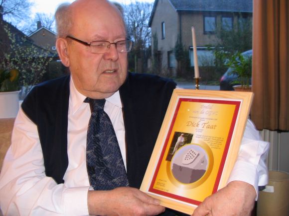 Dick Taat en de oorkonde (Foto: Aafke de Wijk)