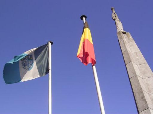 Twee vlaggen en monument (Foto: Hans Hermans)
