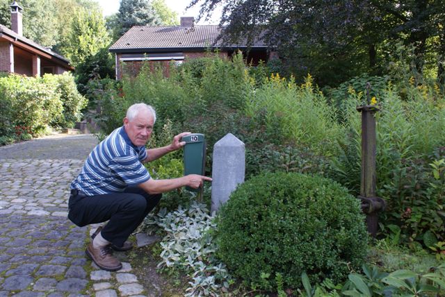 Pierre Schnackers bij de steen.