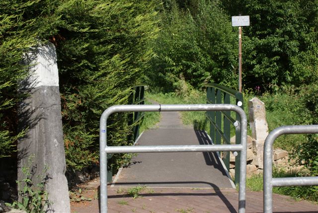 De twee paalstenen bij de grensbeek in Lemiers