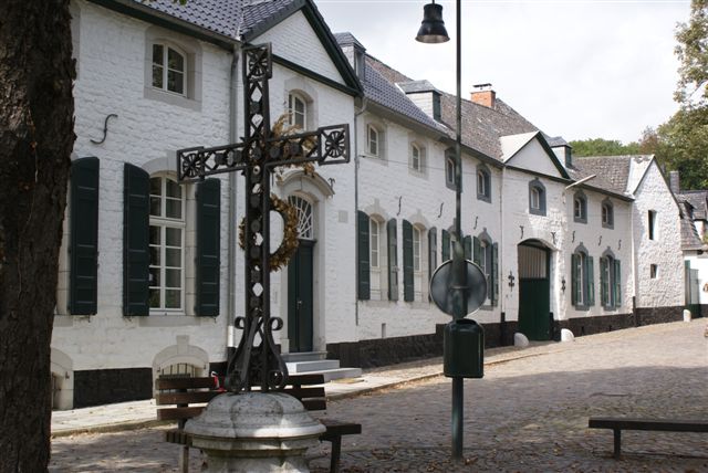Grote langgerekte witte boerderij