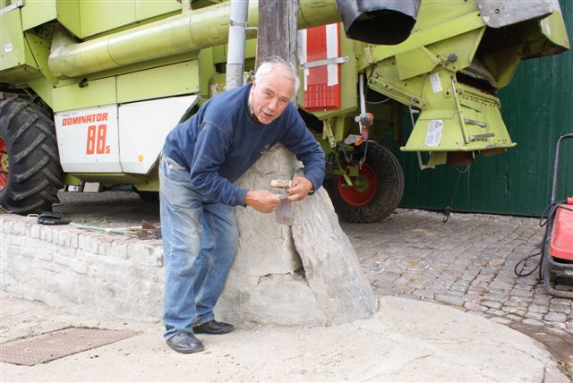 De steen wordt geschuurd
