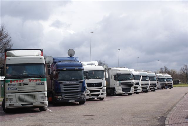 Vrachtauto’s parkeren naast elkaar (Foto: Hans Hermans)