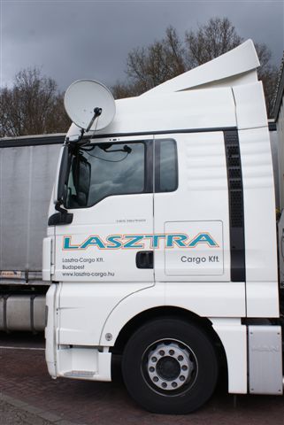 Vrachtauto uit Boedapest met tv-schotel (Foto: Hans Hermans)
