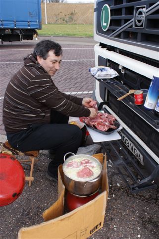 Chauffeur kookt zijn potje (Foto: Hans Hermans)